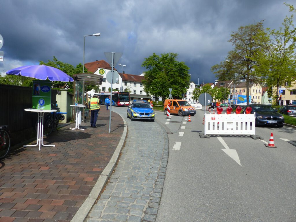 Roter Teppich ausgerollt am 20. Mai 2021 in Freising, Mainburger Straße - Vorbereitungen