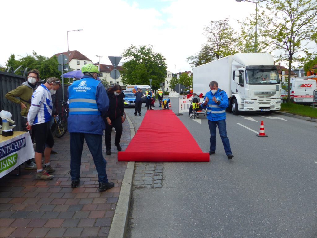 Roter Teppich ausgerollt am 20. Mai 2021 in Freising, Mainburger Straße - Vorbereitungen