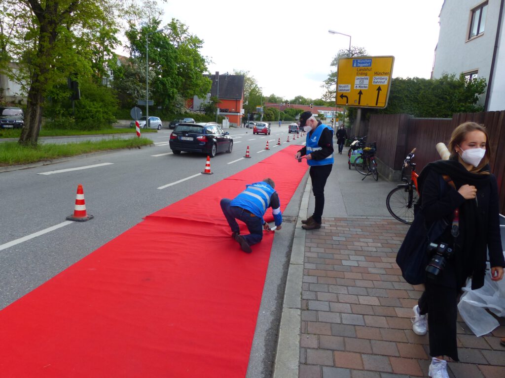 Roter Teppich ausgerollt am 20. Mai 2021 in Freising, Mainburger Straße - Vorbereitungen