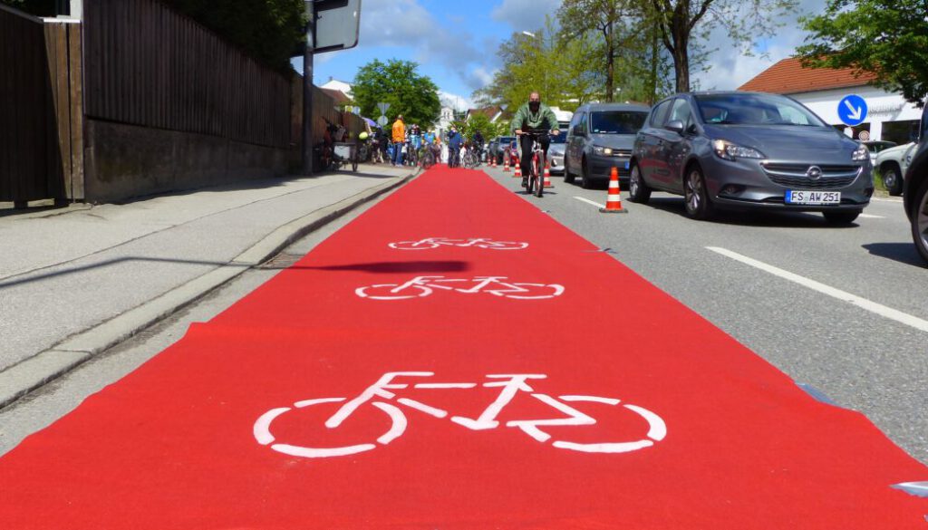 Roter Teppich ausgerollt am 20. Mai 2021 in Freising, Mainburger Straße