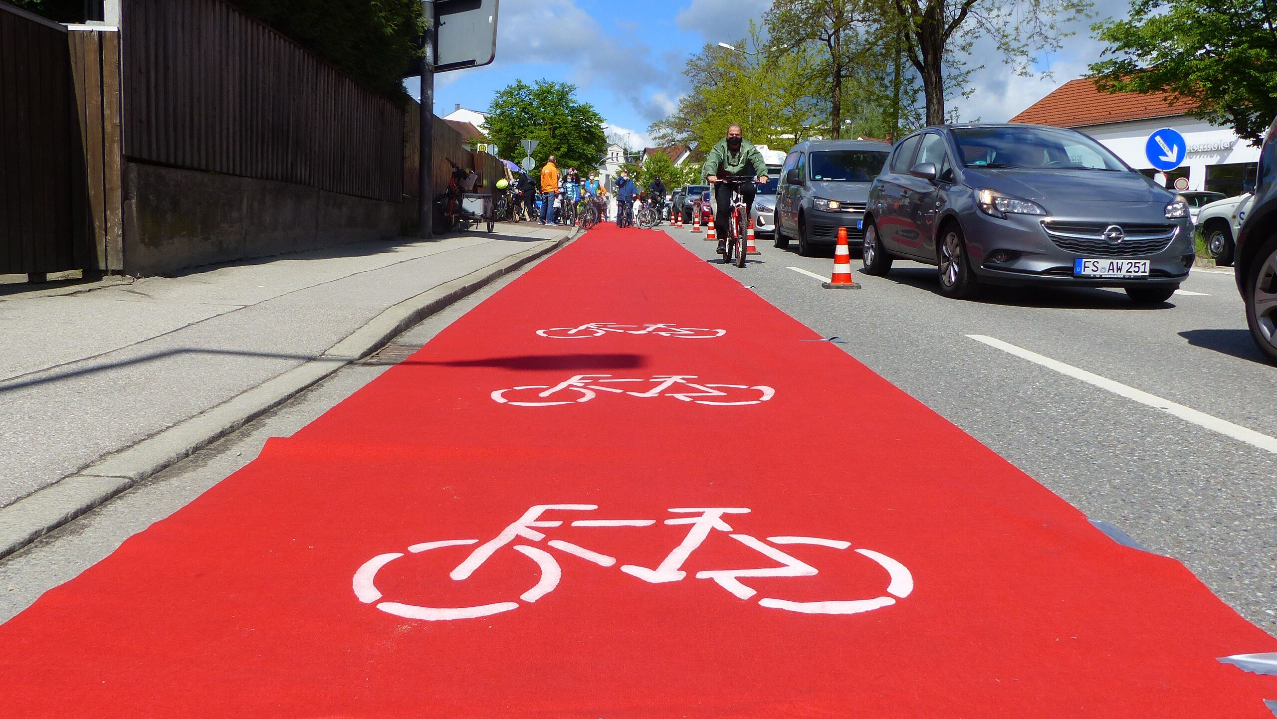 Roter Teppich ausgerollt am 20. Mai 2021 in Freising, Mainburger Straße