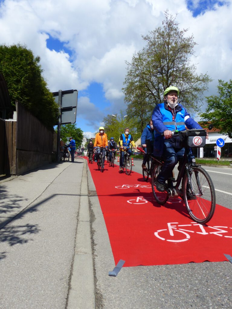 Roter Teppich ausgerollt am 20. Mai 2021 in Freising, Mainburger Straße - Aktion