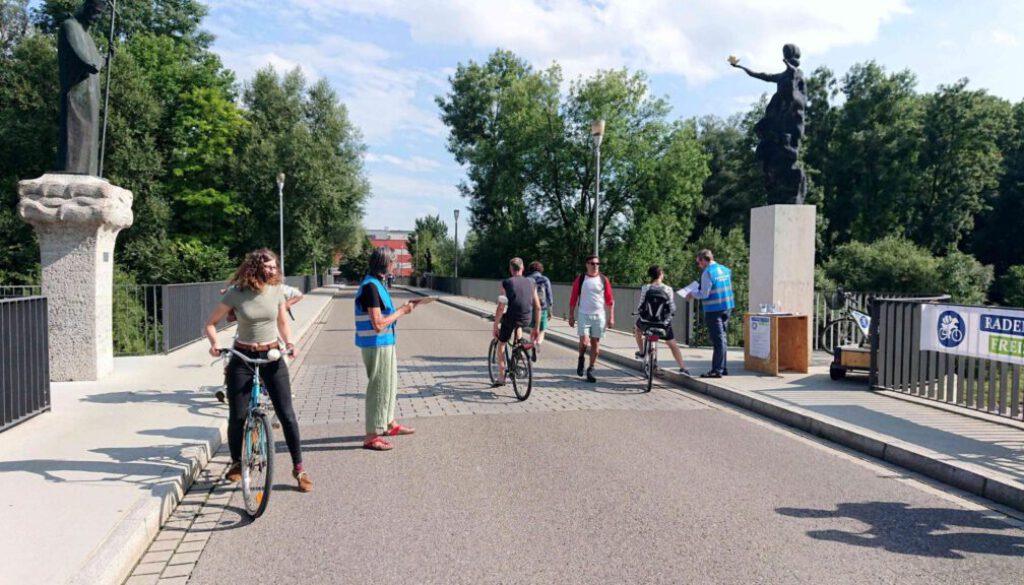 Radentscheid Freising Sammelaktion auf Korbinanbrücke