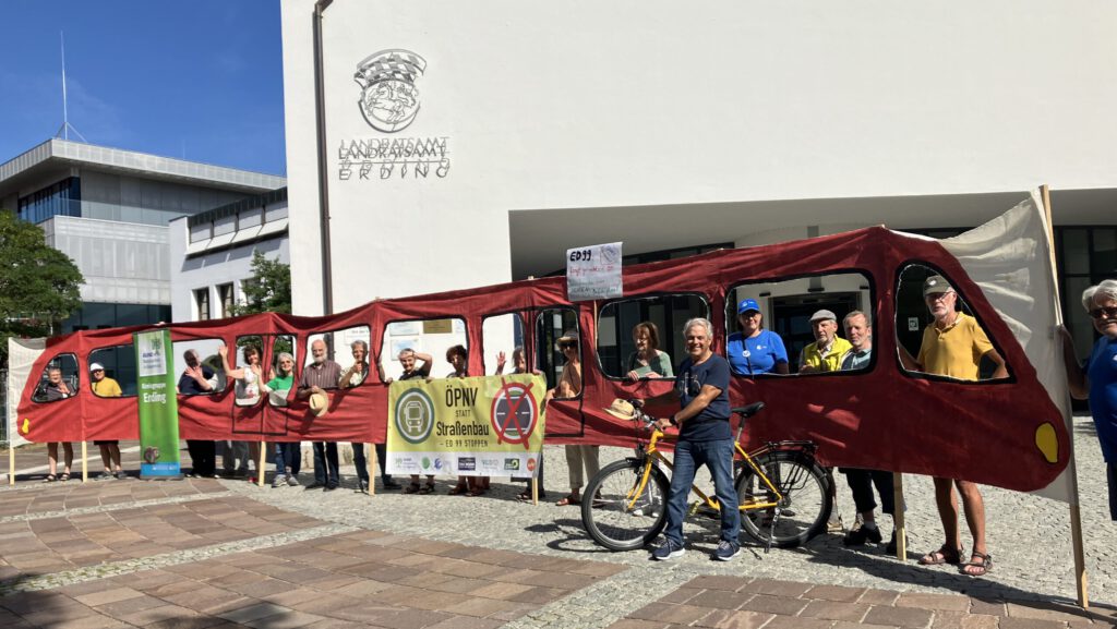 Bündnis für Klimaschutz und Flächensparen protestiert Photo: Julika Schreiber