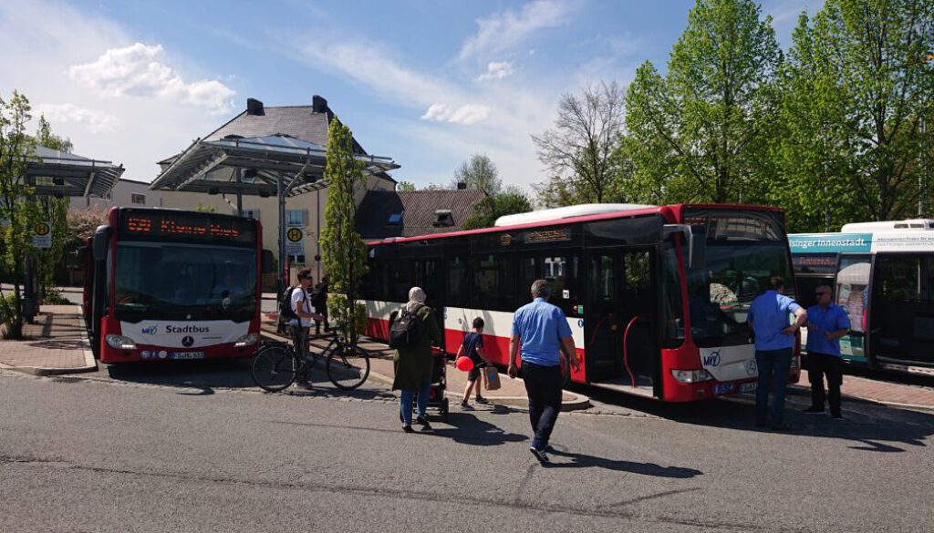 Stadtbus Freising am zentralen Umsteigeknoten Bahnhof