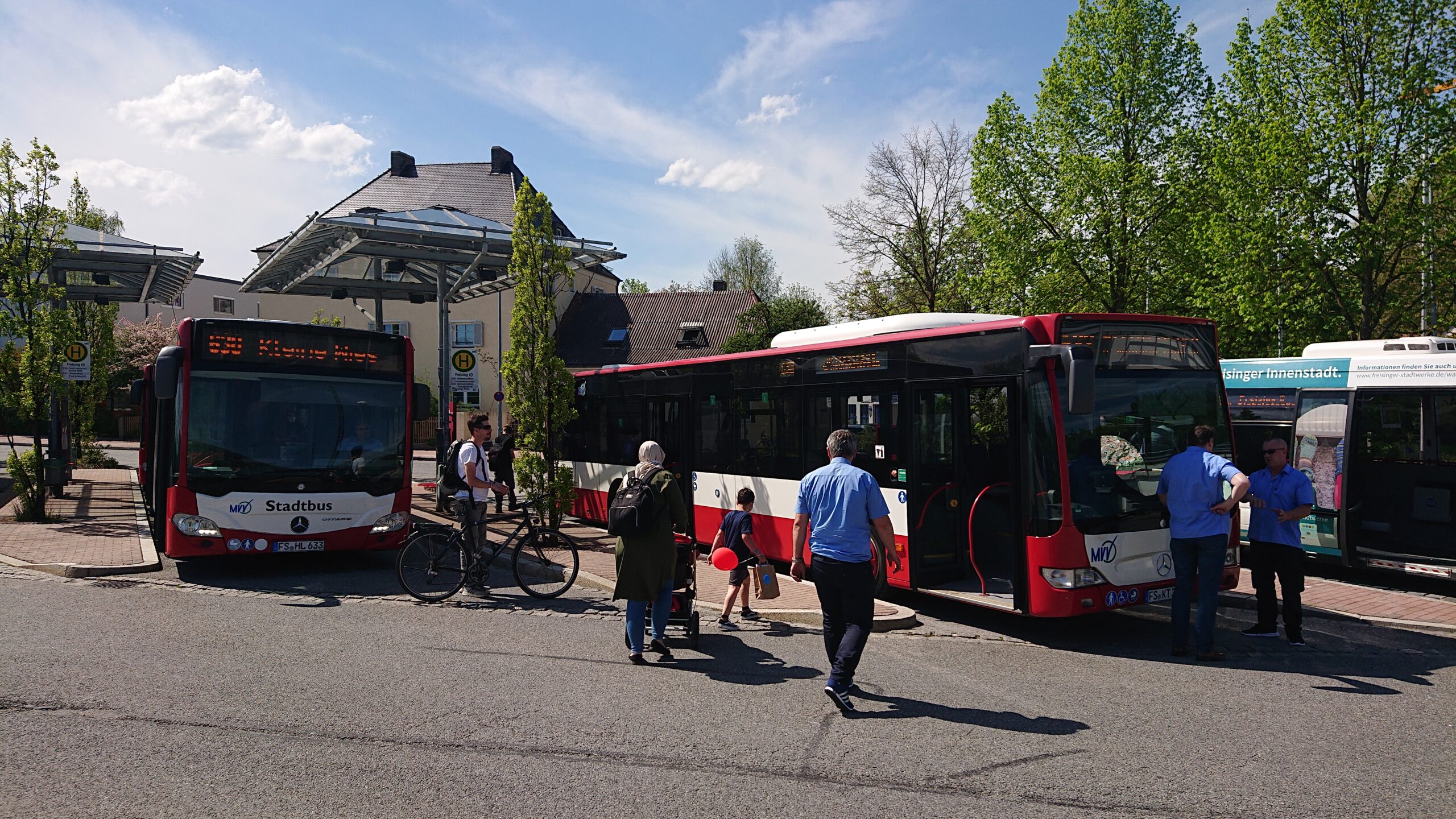 Stadtbus Freising am zentralen Umsteigeknoten Bahnhof